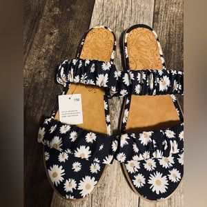 Ladies sandals size 11